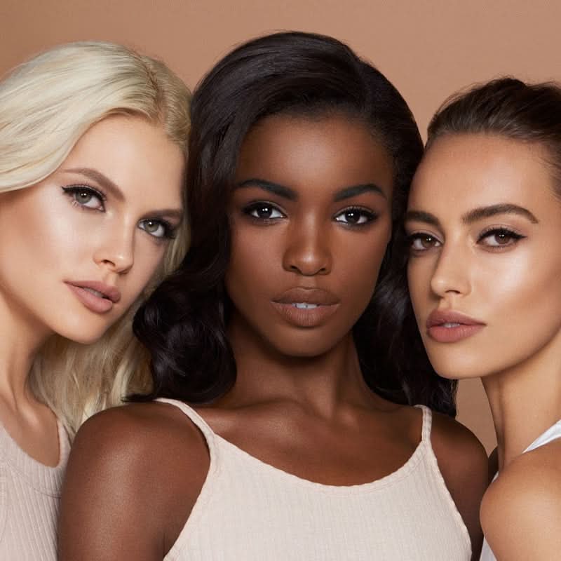 Applicare 10 pezzi di eyeliner colorato