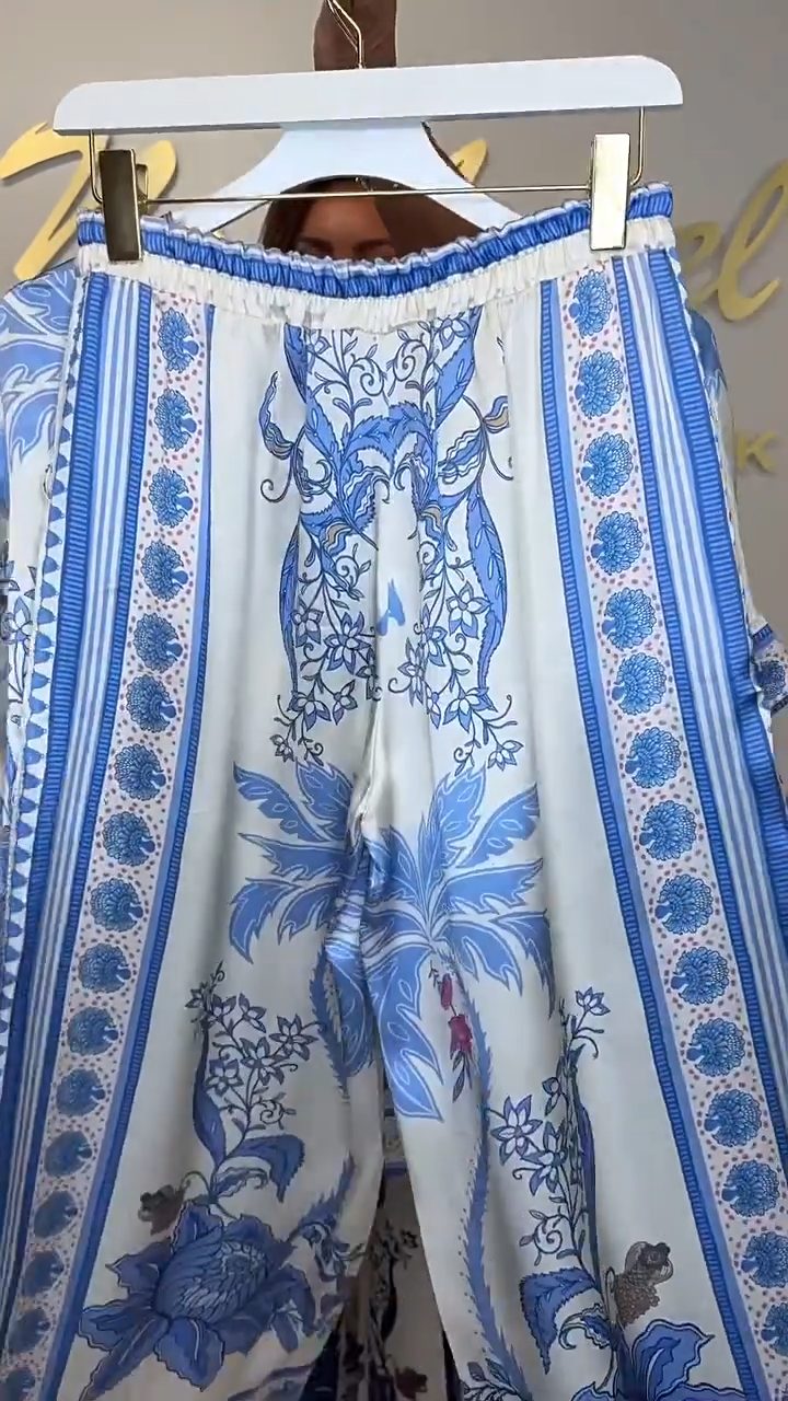 Elegante completo stampato da donna composto da due pezzi: top con scollo a V e pantaloni